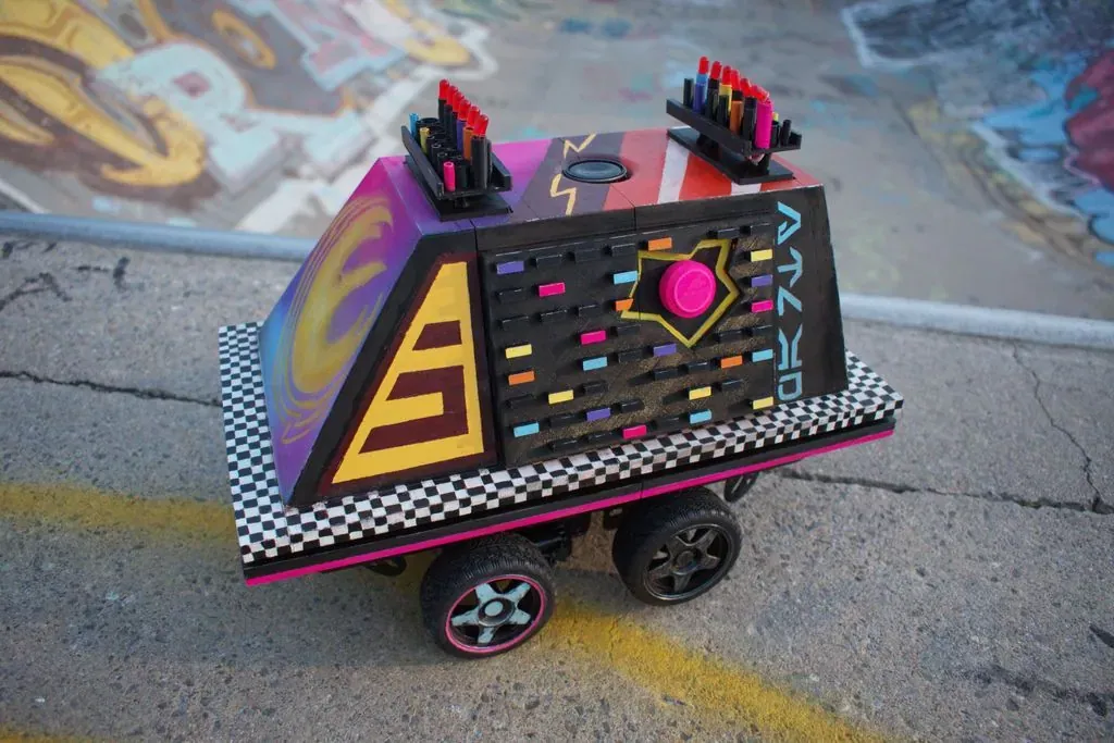 自制"派对模式"自走老鼠机器人：会尖叫、会摇摆的 Arduino DIY 项目